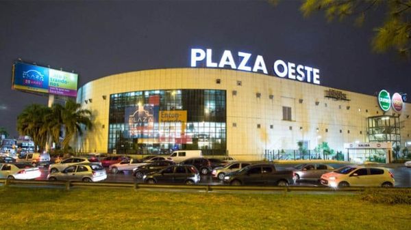 Se cayó parte del techo del patio de comidas del Plaza Oeste e hirió aun bebé de 7 meses