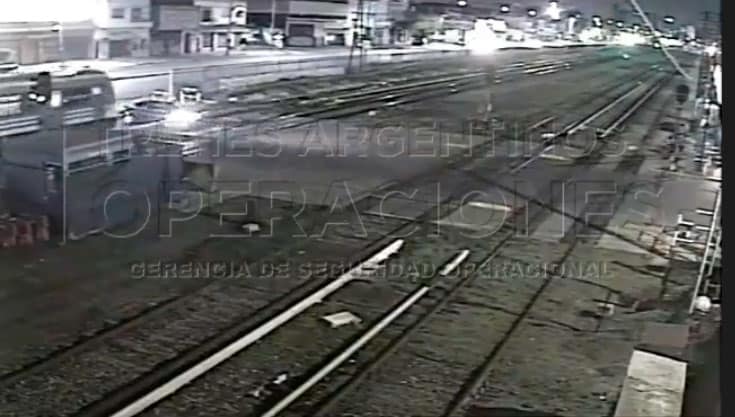 Sarmiento: Cruzó con la barrera baja y se salvó de milagro