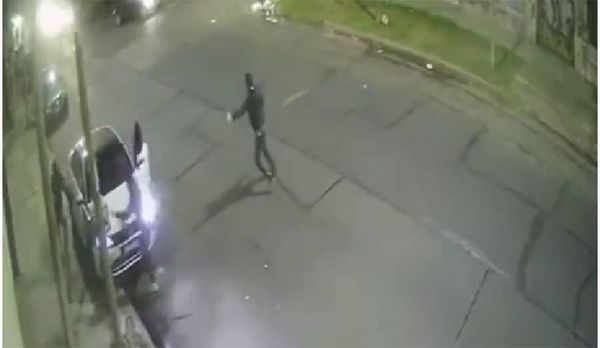 Villa Sarmiento: le roban al auto y se salva de milagro