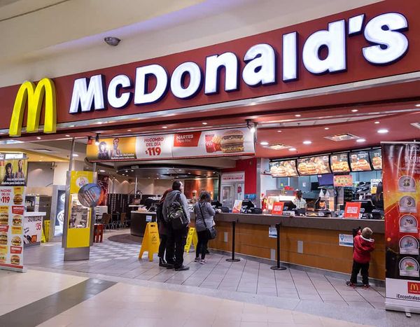 Un empleado golpea a un jubilado en el Plaza Oeste por no saber usar la máquina automática del Mac Donald´s