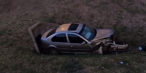 Entró a contramano en la Autopista del Oeste y terminó en un zanjón