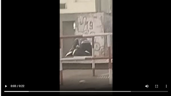 Policía electrocutado: se conoció un video en donde se ve como le pegan el efectivo