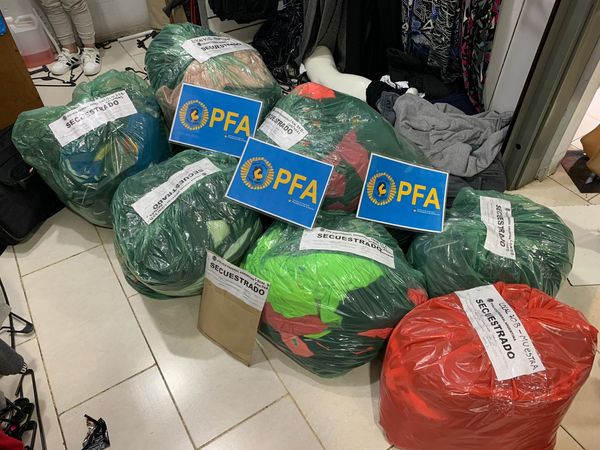 3400 pares de zapatillas y 1800 prendas incautadas en paseos de compra de Moreno y Paso del Rey