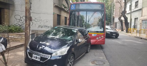 Roban un colectivo encendido y sin chofer para luego chocarlos en Morón centro