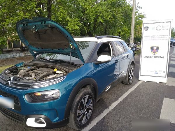 Detienen a un sujeto armado en un auto robado en Castelar