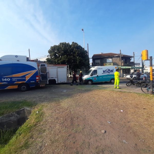 Ituzaingó: los bomberos asistieron a un ciclista herido cuando iban en emergencia a un incendio