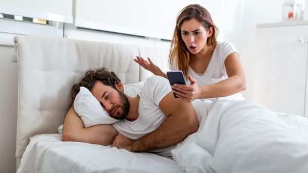 Encuesta polémica: el 35% de los argentinos han accedido a los dispositivos móviles de su pareja sin permiso