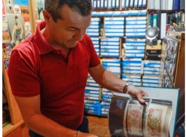 La historia del vecino de Ituzaingó que busca por todas partes billetes fallados