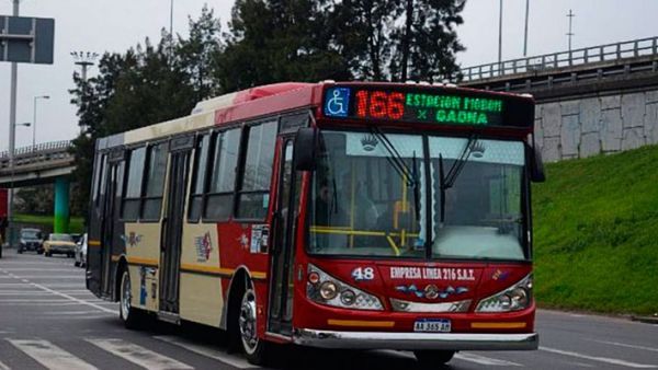 Comenzó el paro de colectivos, la empresa 216 no presta servicios hasta las 0 hs de mañana.