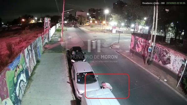 Lo agarraron in fraganti robando ruedas