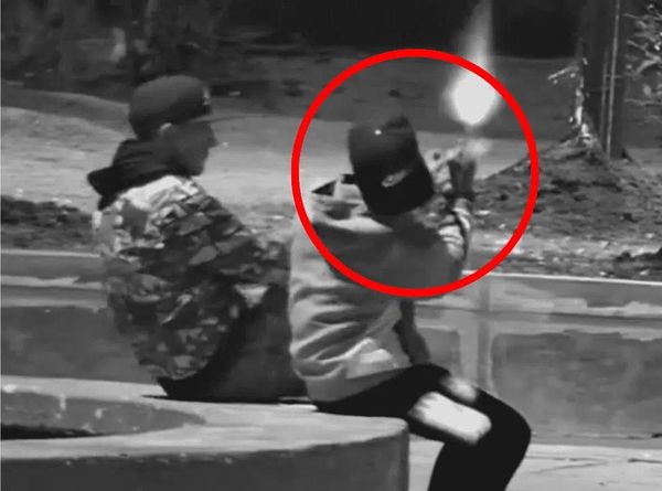 Hurlingham: detienen a 2 jóvenes que disparaban al aire en una plaza