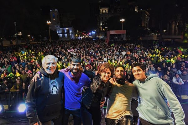 Santiago Torres junto a Peteco Carabajal y Riendas Libres