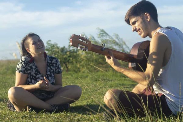 El dúo conurbano “Vida Leda” se presentará este domingo en la Feria de Mataderos