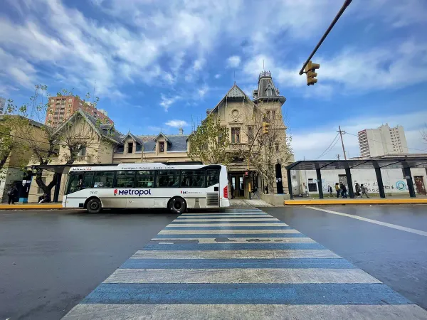Estación Ramos Mejía: ya se habilitaron las nuevas paradas de colectivo y el túnel peatonal
