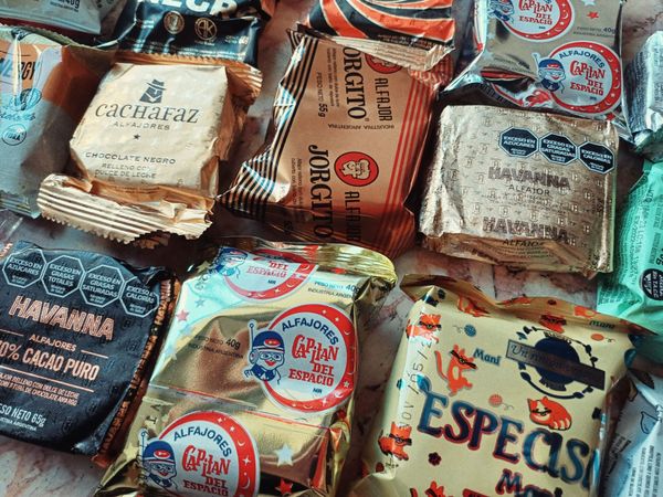 La historia del vecino de Villa Bosch que colecciona hace más de 20 años envoltorios de alfajores