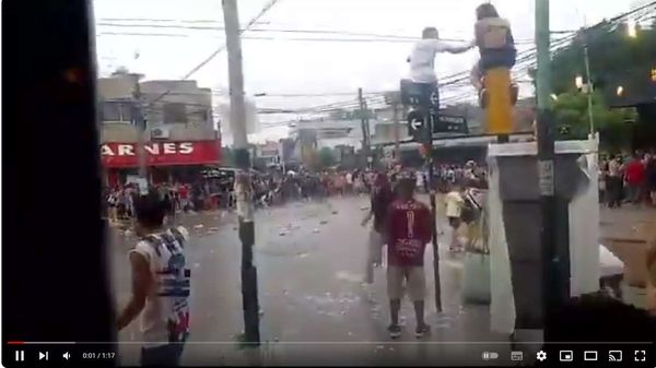 Batalla campal entre egresados de varios colegios en el centro de Padua