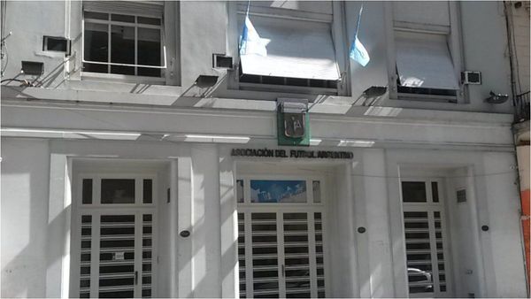 La AFA presentó una polémica placa homenajeando a los Campeones del Mundo