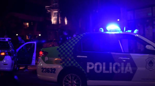 Una mujer roció con nafta y prendió fuego a un policía en Merlo
