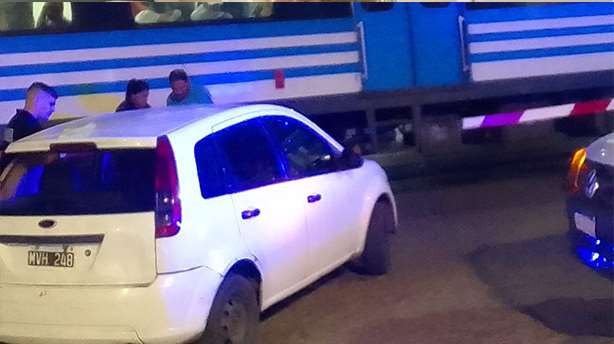 Accidente en la barrera de Santa Rosa entre un auto y la formación del Sarmiento