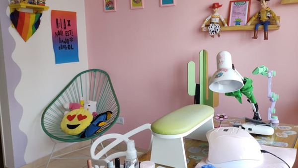Belleza y autocuidado para todxs: “Chicoana”, el salón de uñas de Haedo que ofrece sus servicios “a la gorra” para personas de la comunidad
